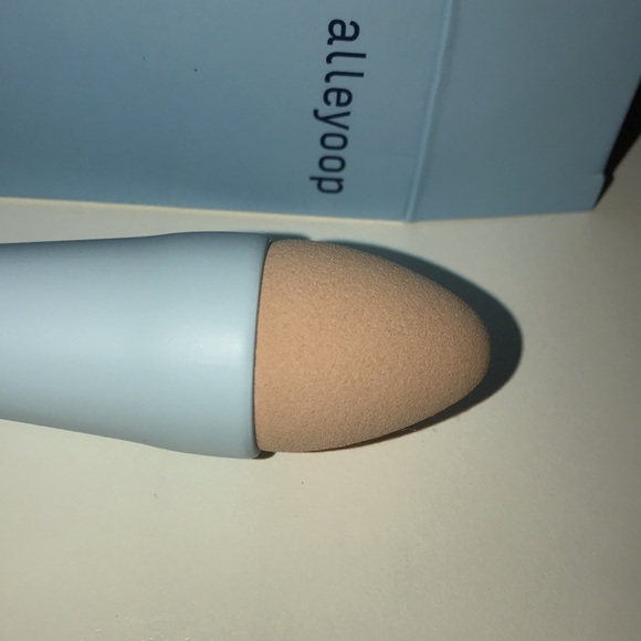 ALLEYOOP Multi-tasker 4 in 1 Makeup Brush - Picture 3 of 7